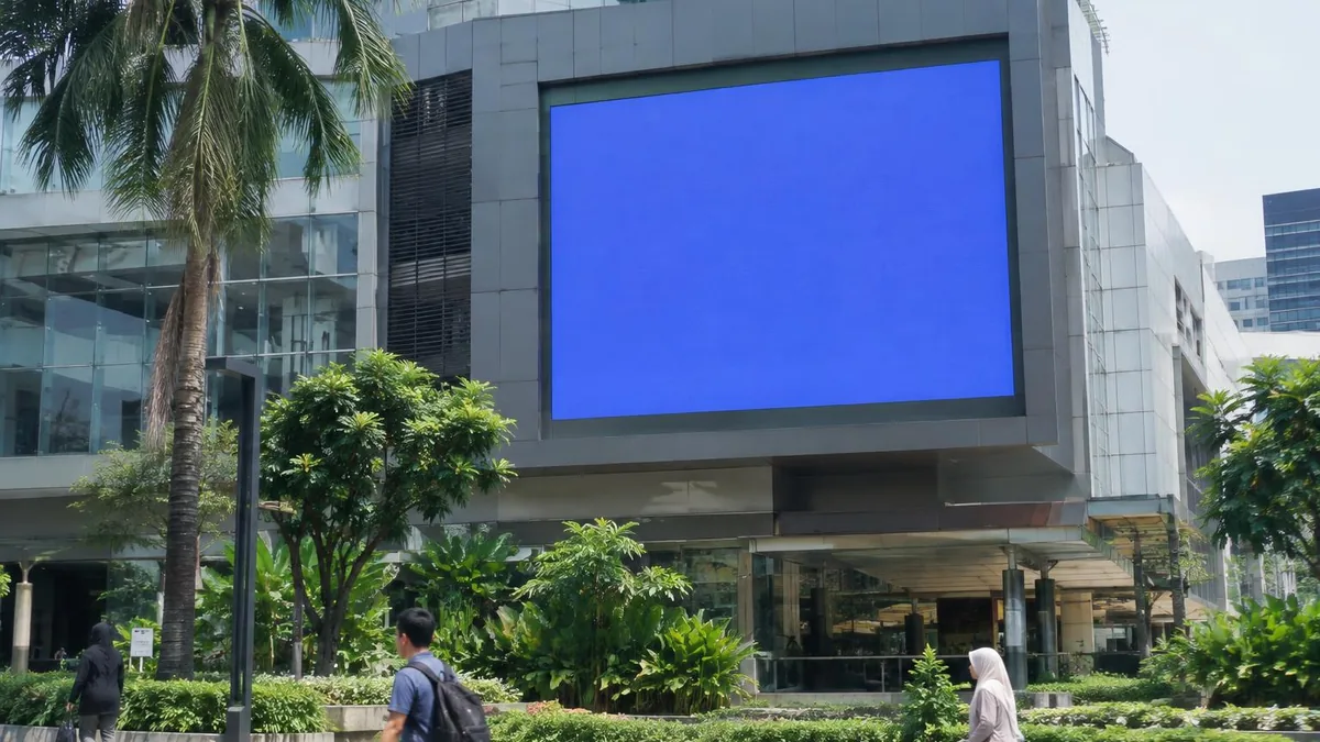 Videotron LED outdoor generik terpasang pada fasad bangunan komersial di lingkungan perkotaan Indonesia