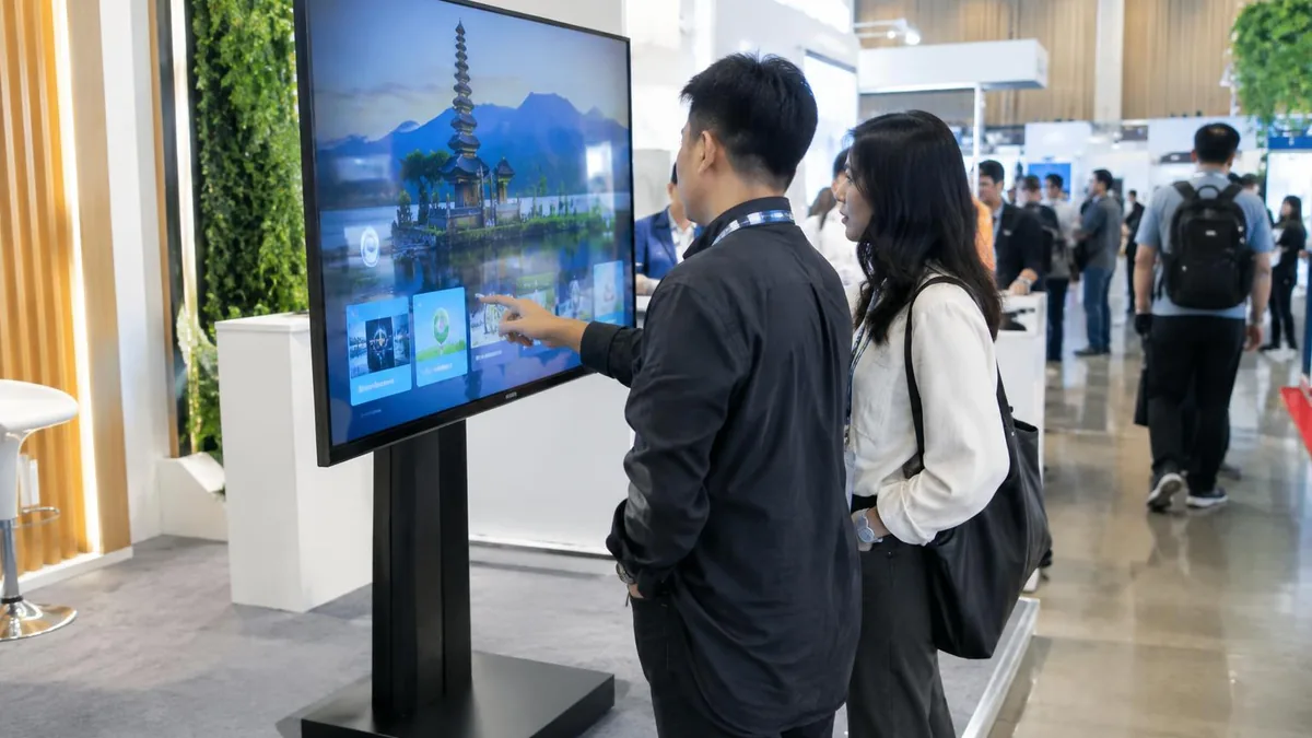 Sewa TV Interaktif untuk Booth Pameran: Ukuran, Dudukan, dan Konten
